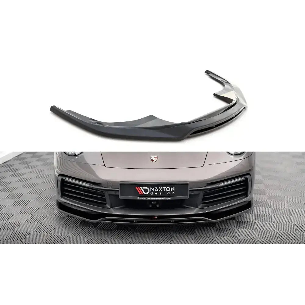 Frontspoiler til Porsche 911 Carrera 4S 992, sort blank plast, vist separat og montert på bilens front.