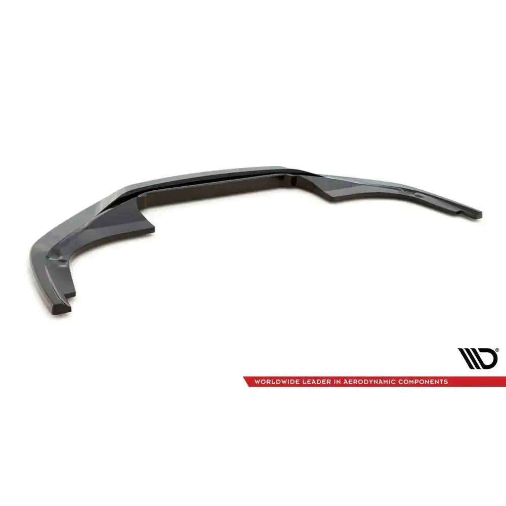 Frontspoiler Porsche 911 Carrera 4S 992 i sort glanset materiale vist fra skrå vinkel mot hvit bakgrunn.