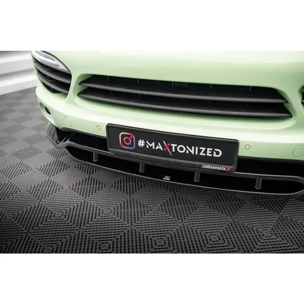 Front splitter på Porsche Cayenne Mk2 10-14 i lysegrønn, nærbilde med svart splitter og #MAXTONIZED-skilt.