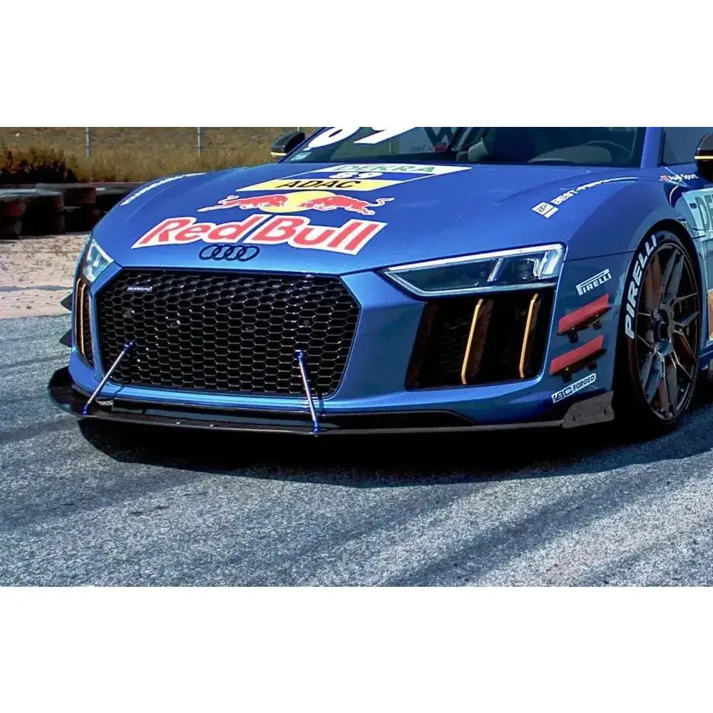 Frontspoiler Audi R8 Mk2 Racing med blå lakk, Red Bull-logo og gitterdetaljer sett fra lav venstre vinkel.