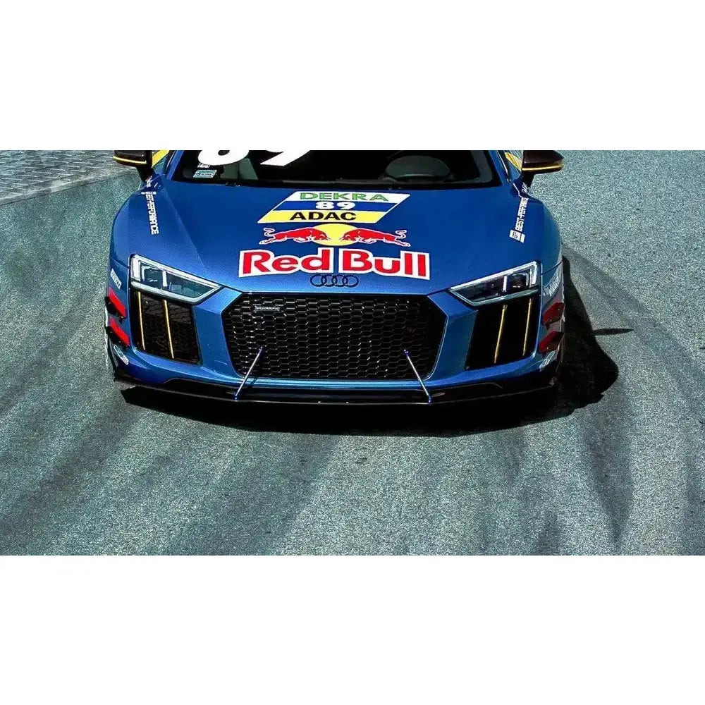 Spoiler på Audi R8 Mk2 Racing med blå lakk, Red Bull og ADAC-logoer, sett rett forfra.