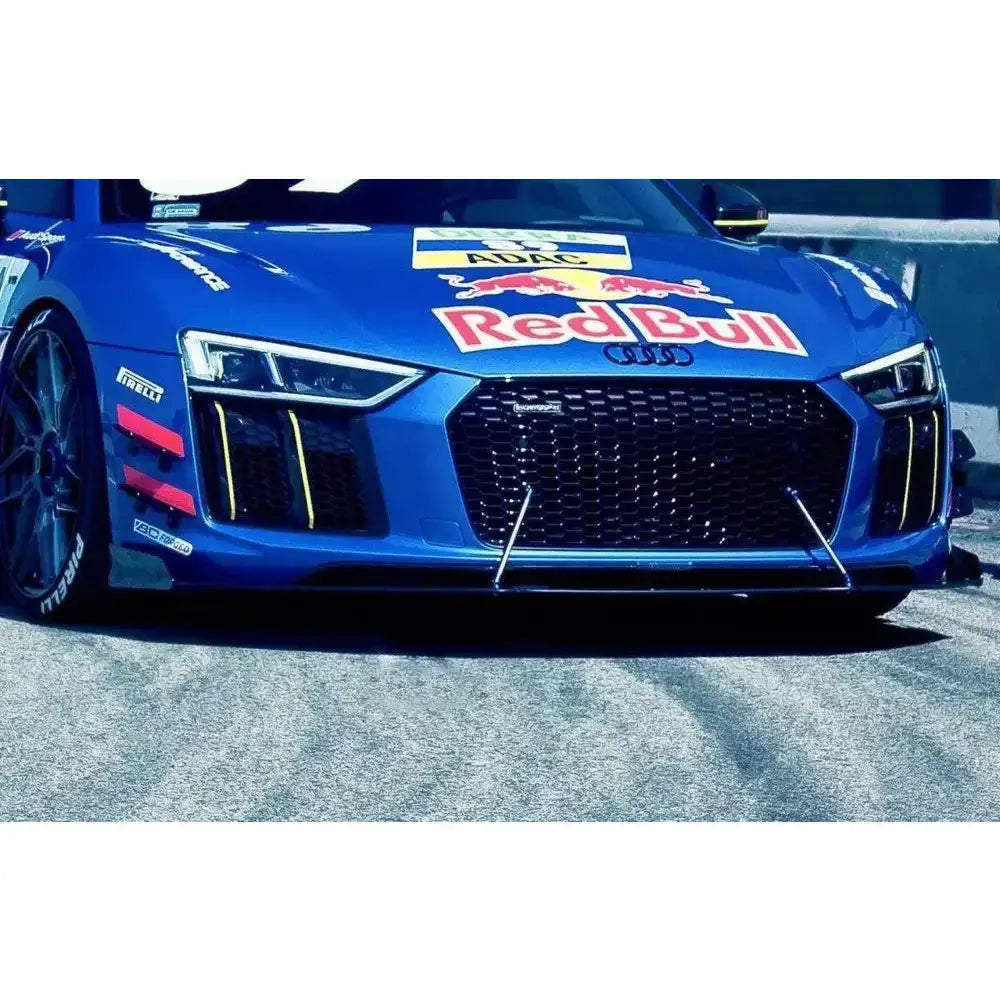 Front lip på Audi R8 Mk2 Racing med reklameklistremerker, sportsdekk og markant grill sett fra lav vinkel.