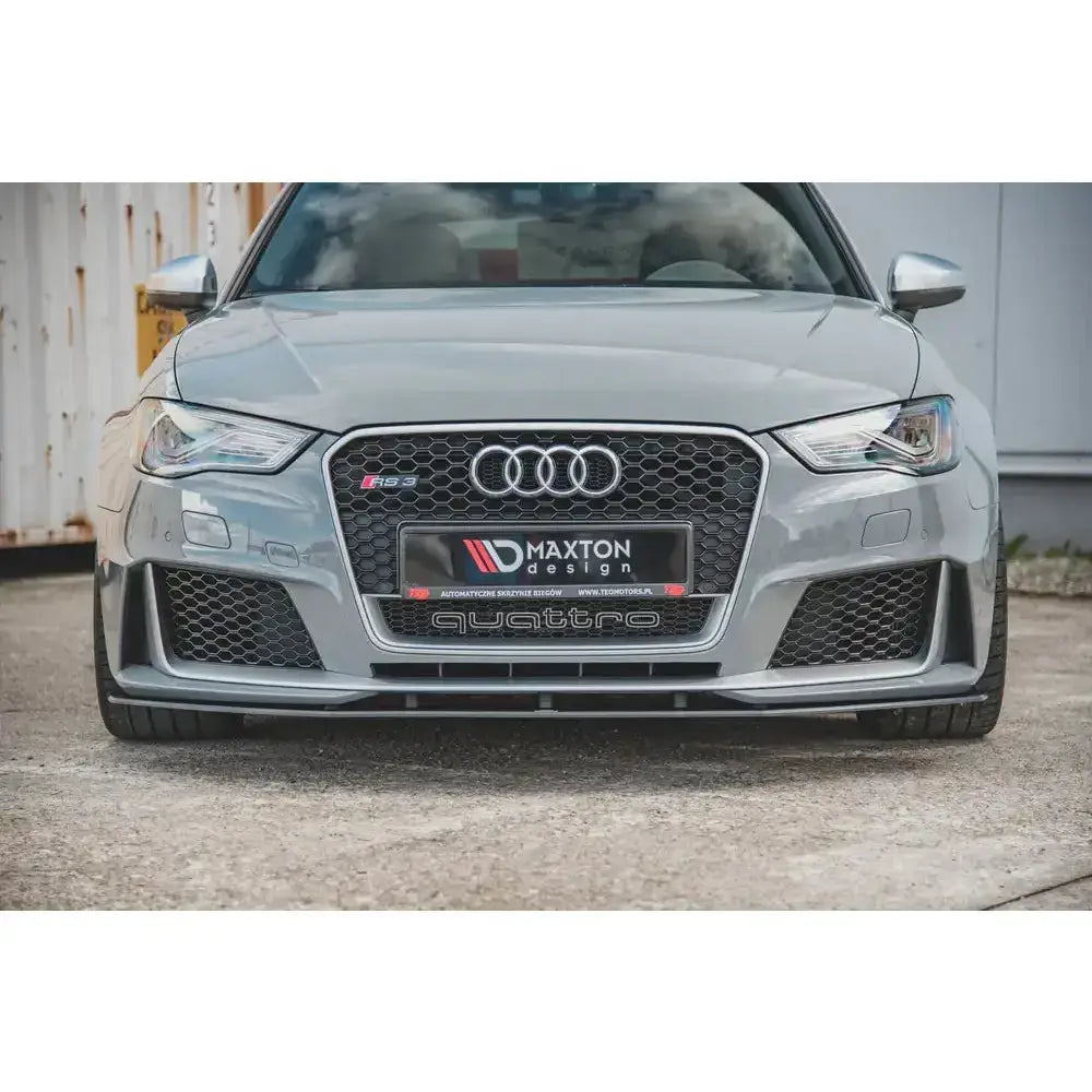 Frontleppe Audi RS3 8V Sportback Racing ABS på grå bil med Maxton Design-skilt og quattro-logo.