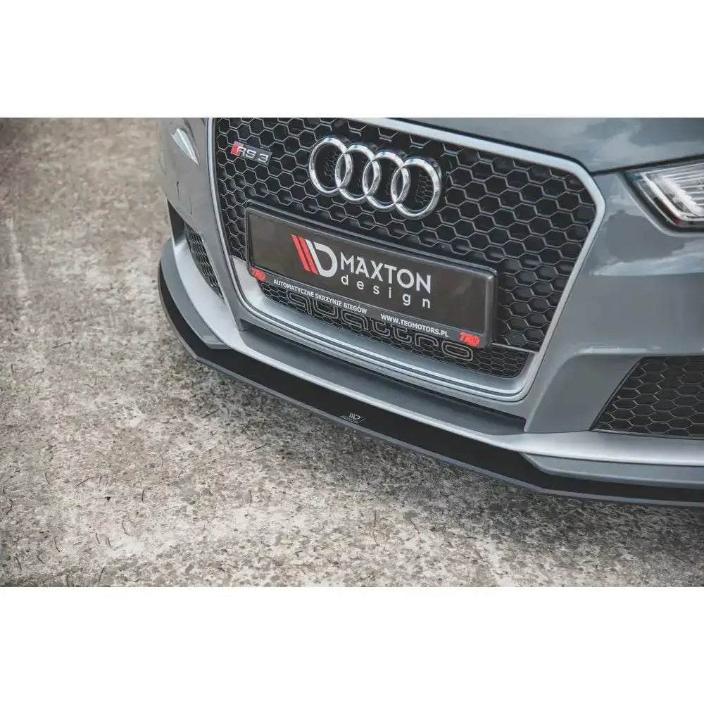 Spoiler til Audi RS3 8V Sportback, sort frontsplitter montert under støtfanger, nærbilde forfra.
