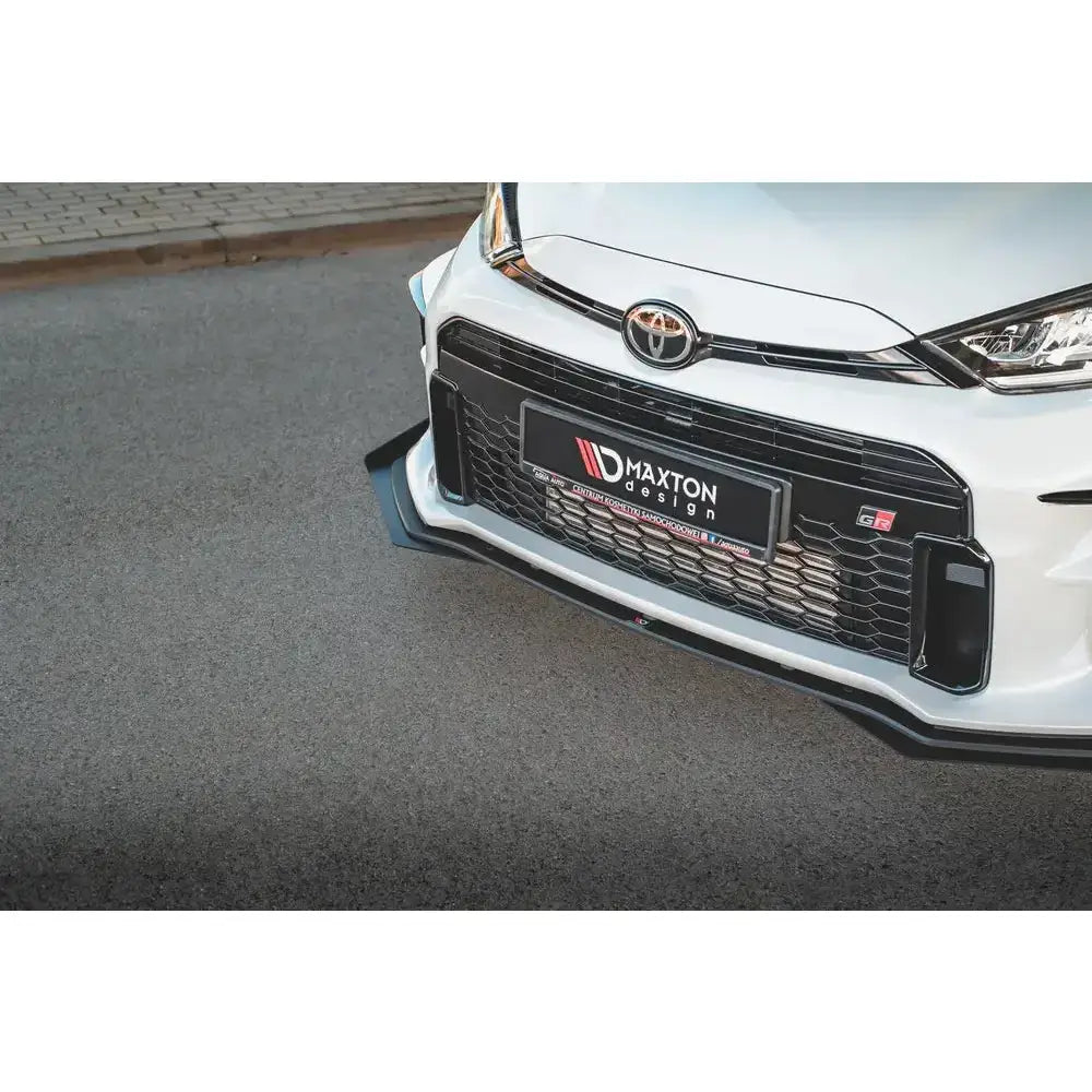Front lip på Toyota GR Yaris MK4 Racing Durability med sorte flaps, sett fra skrå vinkel mot asfalt.
