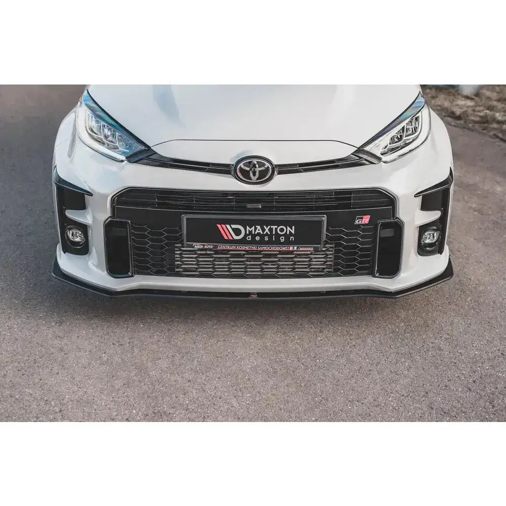 Frontleppe til Toyota GR Yaris MK4 Racing Durability, sett forfra med sort grill og Maxton Design-logo.