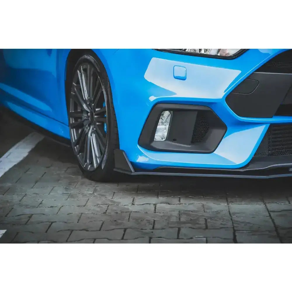 Front splitter på Ford Focus RS Mk3 med lav racing frontspoiler, mørk felg og detaljert støtfanger.