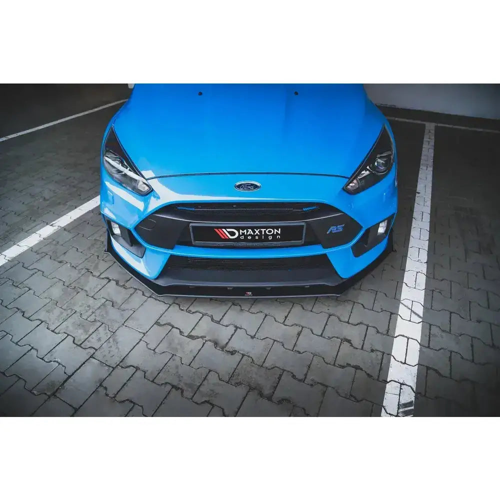 Front lip på Ford Focus RS Mk3 med sort spoiler fra Maxton Design, sett forfra på brosteinsplass.