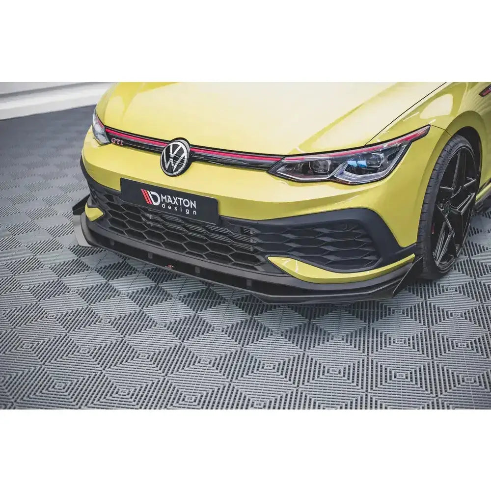 Frontspoiler til Volkswagen Golf 8 GTI Clubsport med svart og rød detalj, montert under gul støtfanger.