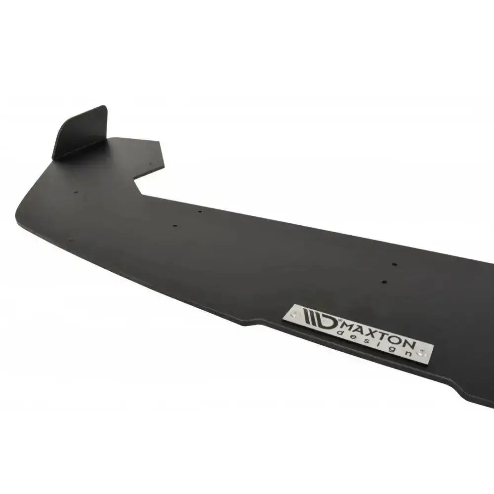 Frontleppe til Ford Fiesta Mk7 St Facelift V.2 Racing, sort plast med metallskilt og skruefester, nærbilde.