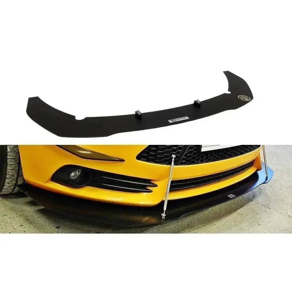 Frontspoiler Ford Focus ST Mk3 12-14 Racing V.2 vist isolert og montert på gul bil med metallstøtter.