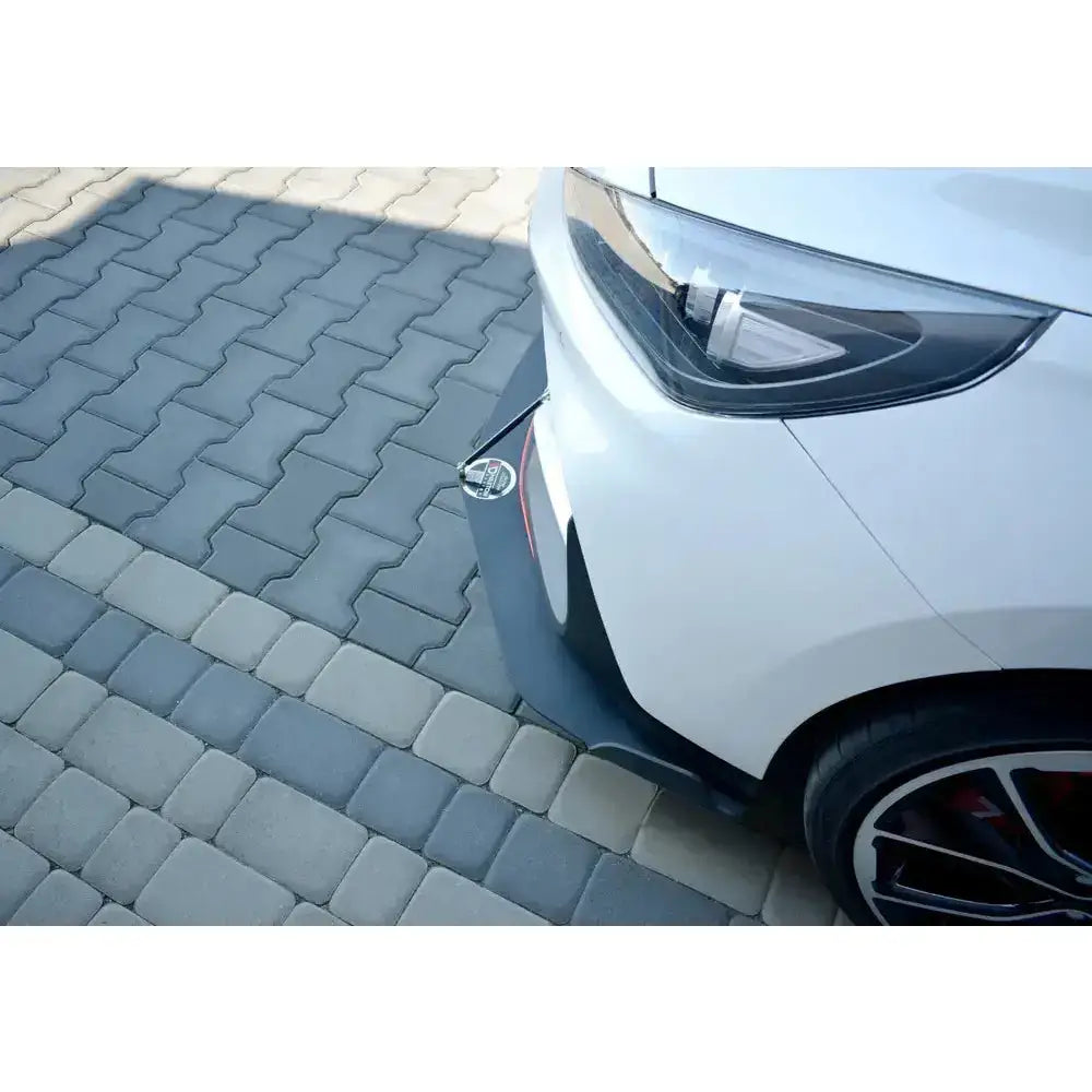 Spoiler på Hyundai I30 Mk3 N Racing, svart frontsplitter med merkedekal og synlig felg på grå stein.