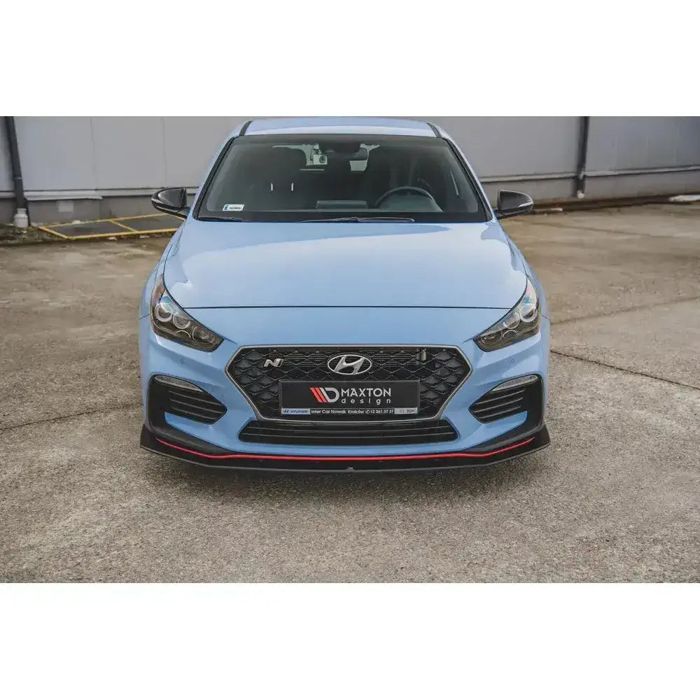 Frontleppe til Hyundai I30 N Mk3 med svart grill, røde detaljer og Maxton Design-logo forfra.