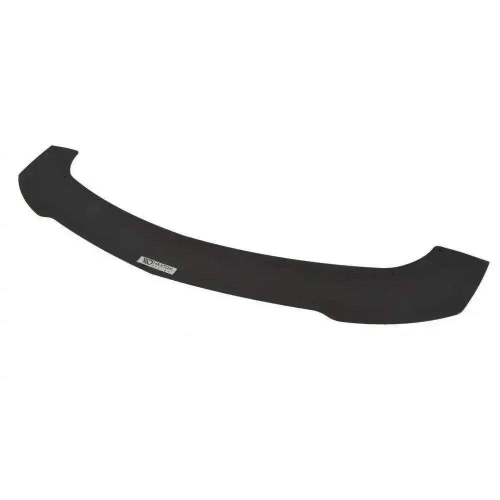 Front lip til Mercedes C W204 Racing Amg-Line V.2 i matt svart med hvitt merke, sett fra skrå vinkel.