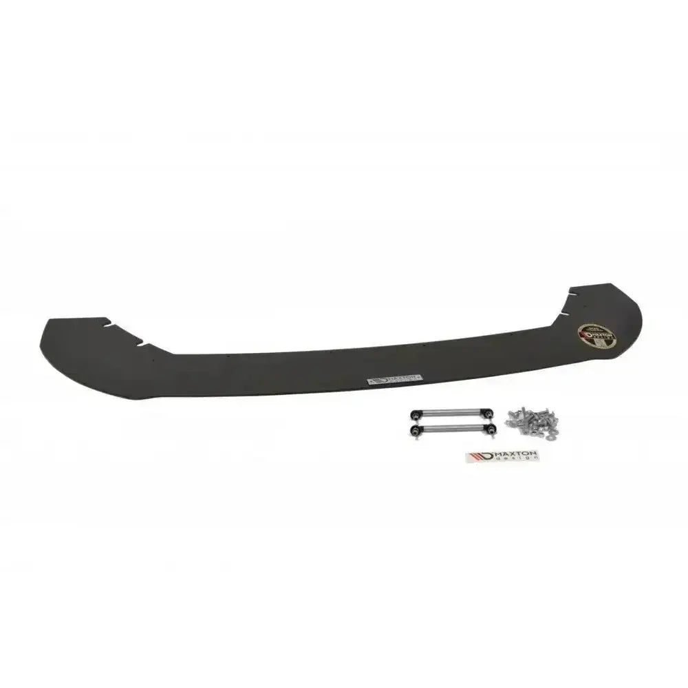 Frontspoiler Seat Leon III Cupra V.2 sett ovenfra med monteringsdeler og synlige logoer på hvit bakgrunn.