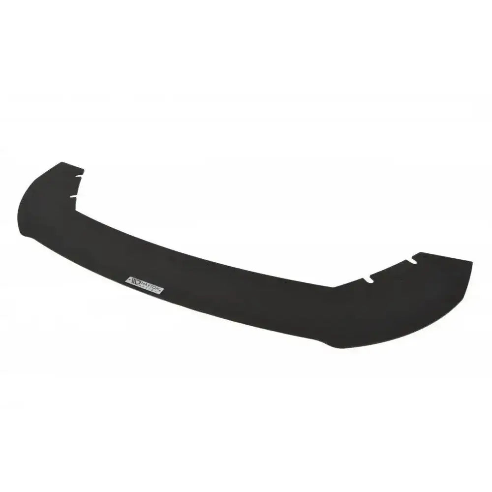 Spoiler til Seat Leon III Cupra V.2, sort plast med innhakk og logo, fotografert ovenfra mot hvit bakgrunn.