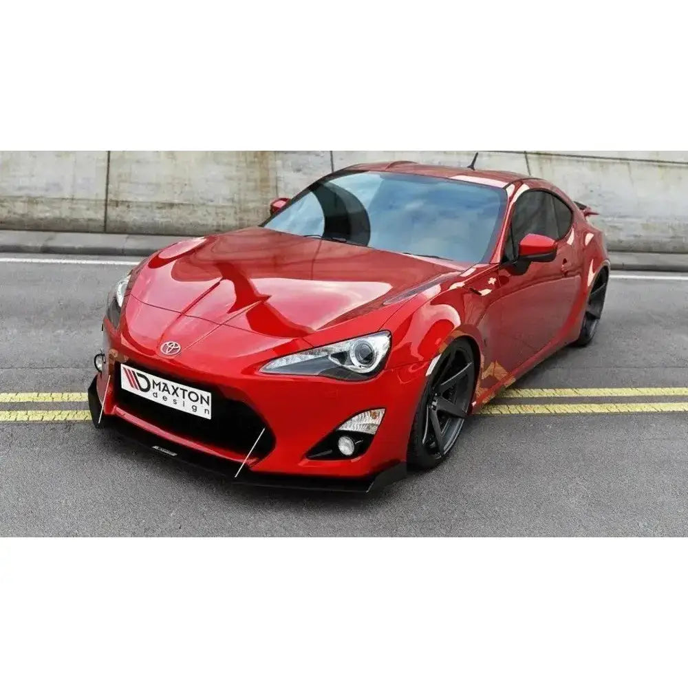 Spoiler på Toyota GT86 Racing V.2, rød bil med svarte felger sett skrått forfra på asfaltert vei.