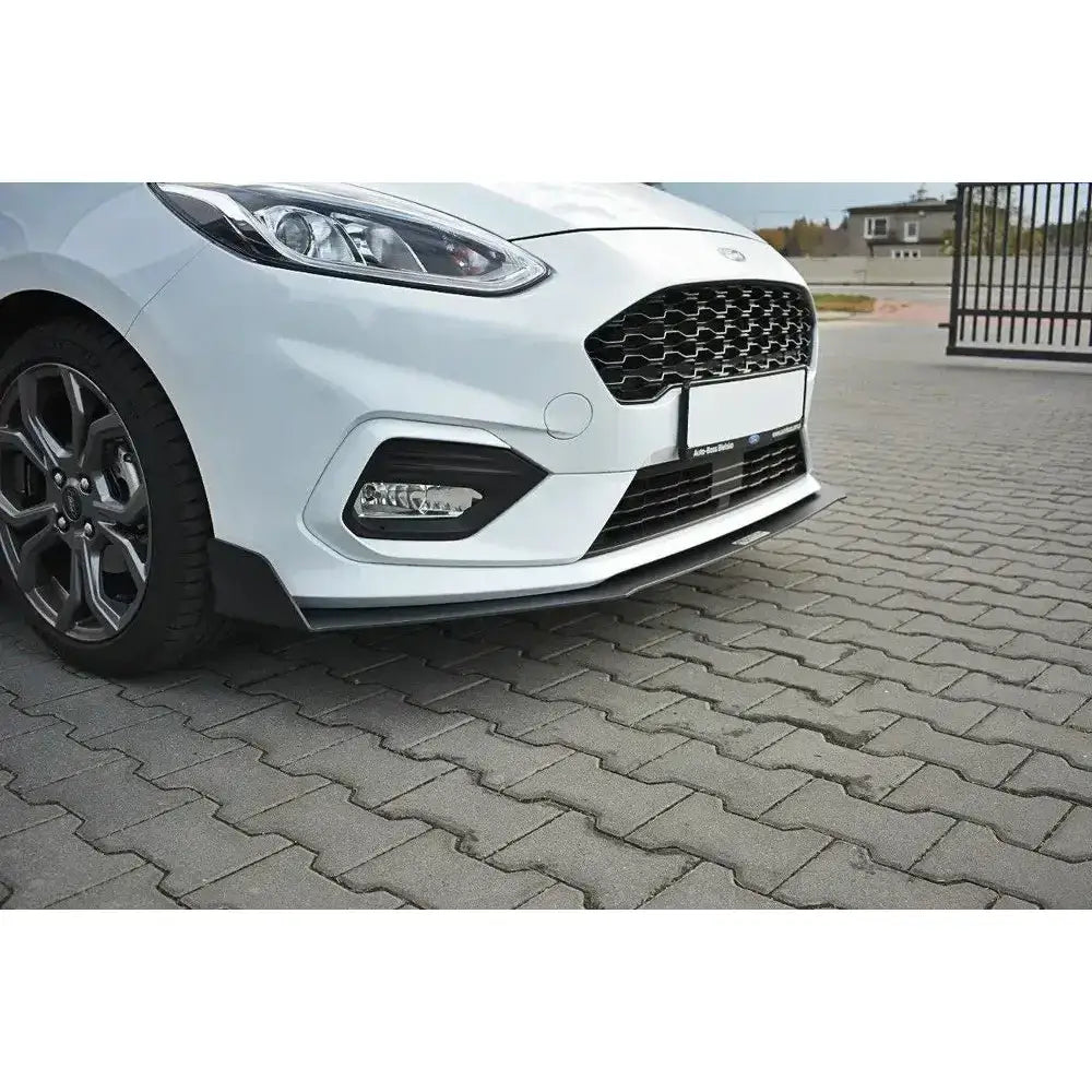 Spoiler til Ford Fiesta Mk8 ST med svart splitter under hvit støtfanger, nærbilde fra venstre side.