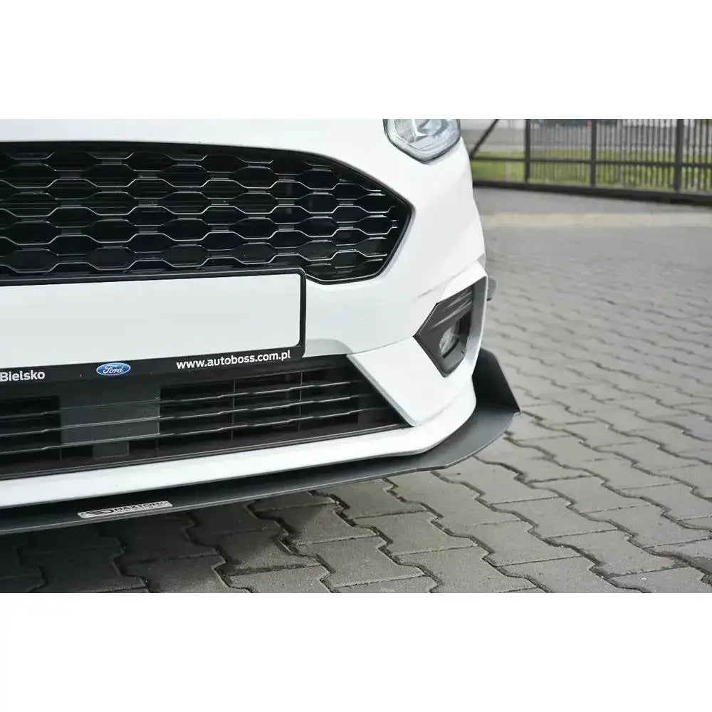 Front splitter på Ford Fiesta Mk8 med sort luftinntak og markert svart frontspoiler, parkert på brostein.