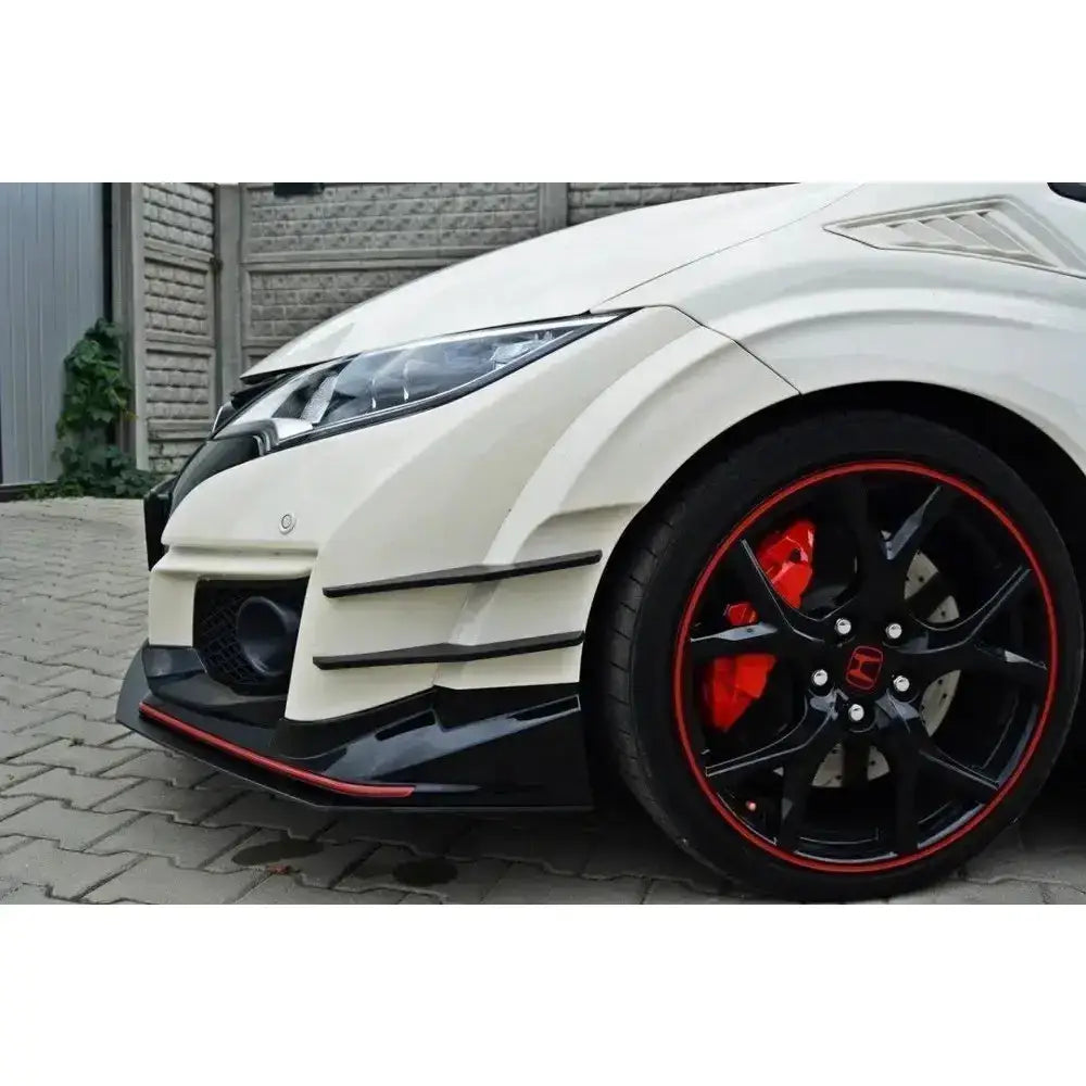 Front splitter på Honda Civic IX Type R med sorte og røde detaljer, sett fra siden.