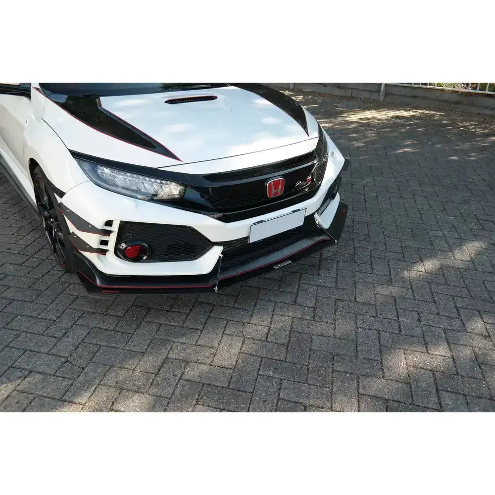 Frontspoiler Honda Civic X Type R Racing V.1 med karbonfiberdetaljer, sett fra skrå vinkel på hvit bil.
