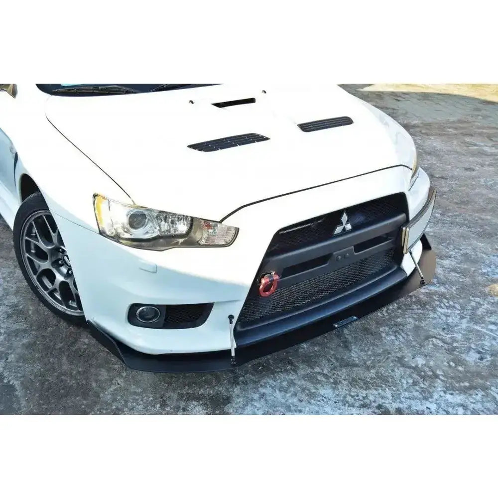 Frontleppe til Mitsubishi Lancer Evo X Racing V.2 på hvit bil med sort splitter og rød slepekrok.