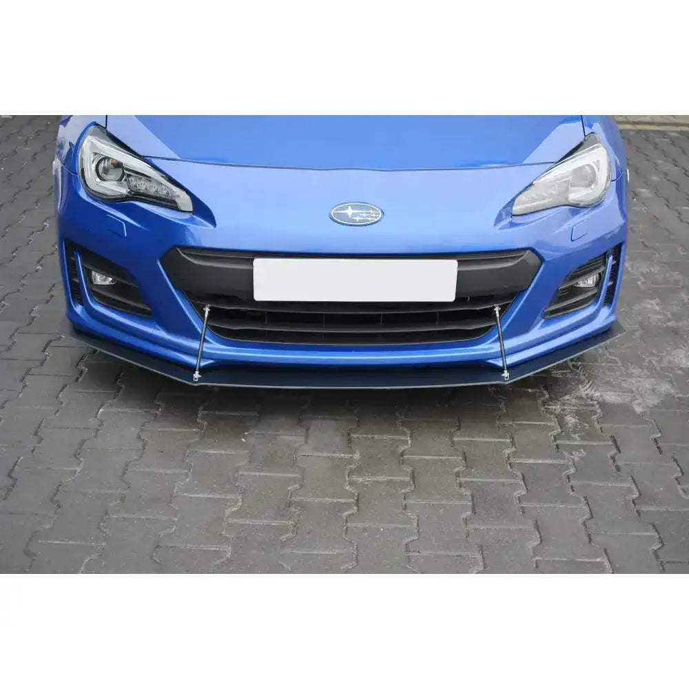 Spoiler på blå Subaru BRZ Facelift Racing V.2 med sorte detaljer og sølv stabiliseringsstag foran.