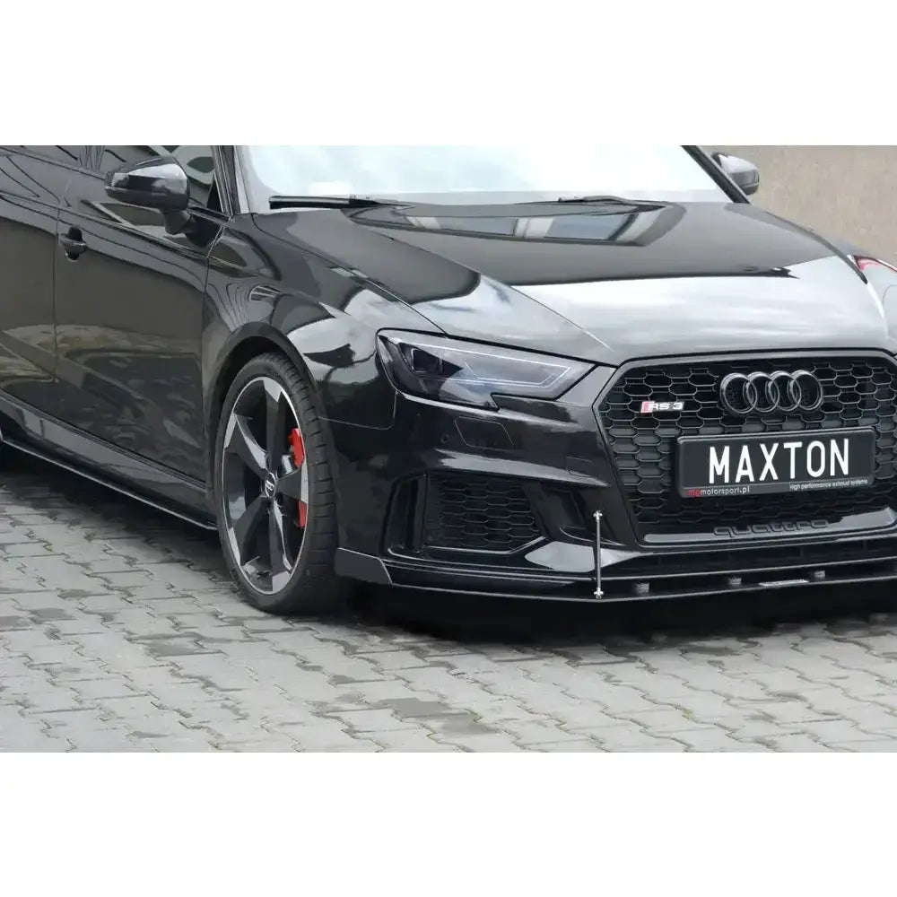 Spoiler på Audi RS3 8V FL Sportback Racing V.2 i sort, sett skrått forfra med røde bremsecalipere.