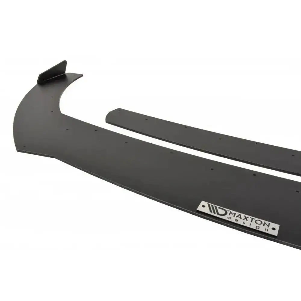 Frontspoiler for Ford Focus 3 ST Racing V.2 i svart plast, sett skrått ovenfra med synlig metallplate.
