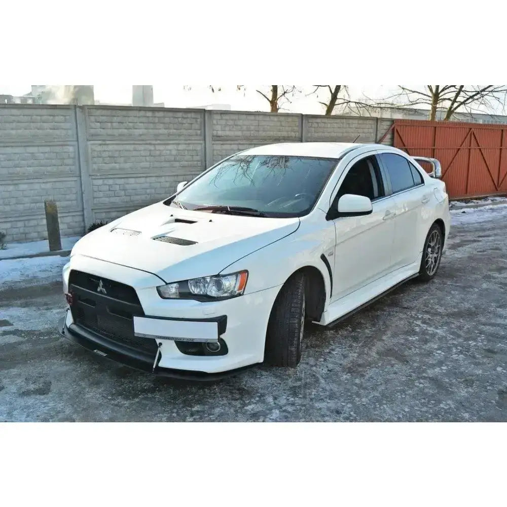 Frontleppe på Mitsubishi Lancer Evo X Racing ABS V.3, hvit bil med sorte detaljer og store felger.