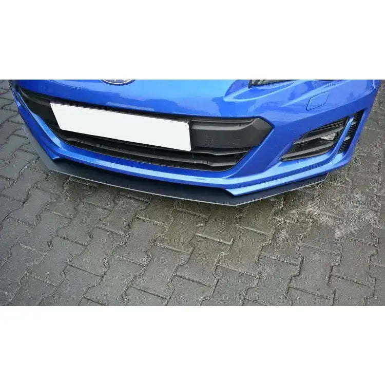 Spoiler til Subaru Brz Facelift Racing V.3 montert foran, sett ovenfra med fokus på grill og svart frontleppe.