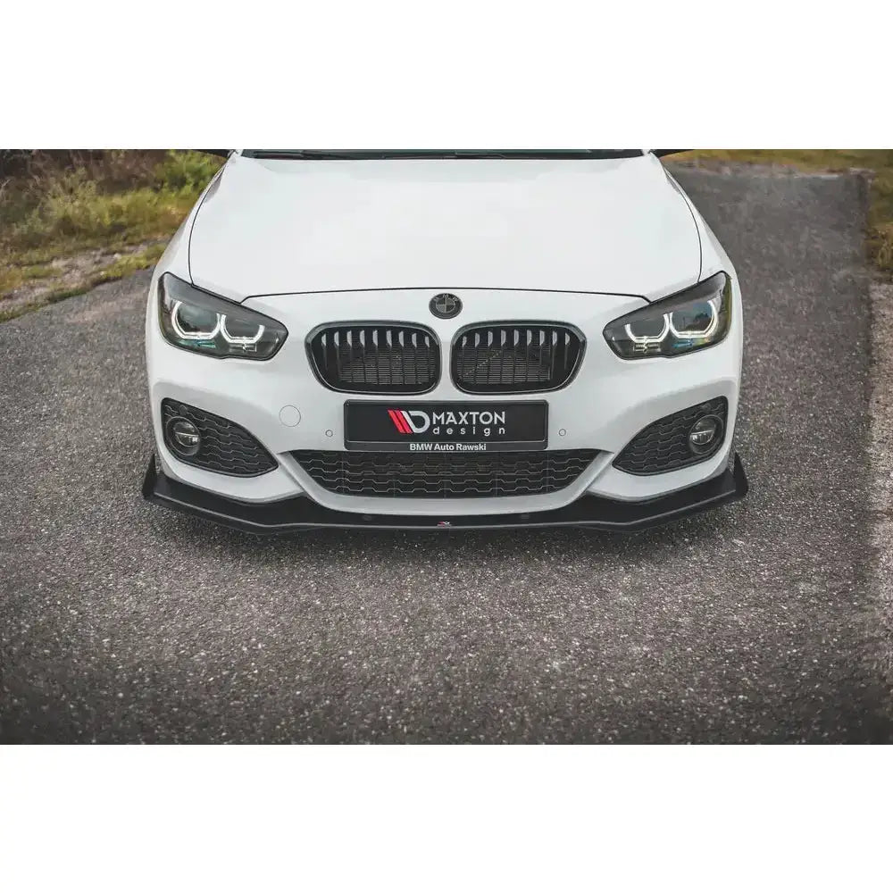 Spoiler til BMW 1 F20 M-Pack med sort frontleppe montert under hvit støtfanger, synlige LED-frontlys.