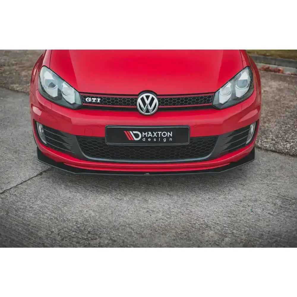 Front splitter Volkswagen Golf GTI MK6 Racing V.3 med sort design og Maxton-logo på nummerskilt-holderen.