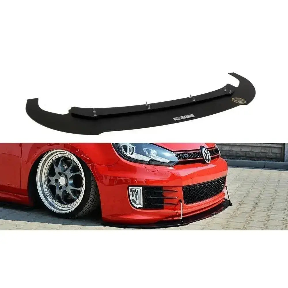 Frontspoiler VW Golf Mk6 GTI 35th Racing, sort plast med solide braketter, montert på rød bil.