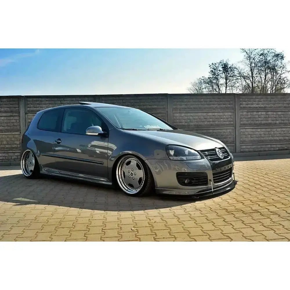 Frontspoiler Racing Vw Golf V Gti 30Th sett fra siden med brede felger og senket understell.