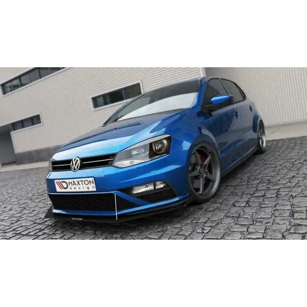 Frontspoiler Racing Vw Polo Mk5 Gti Facelift med sorte felger og Maxton Design-detaljer, sett skrått forfra.