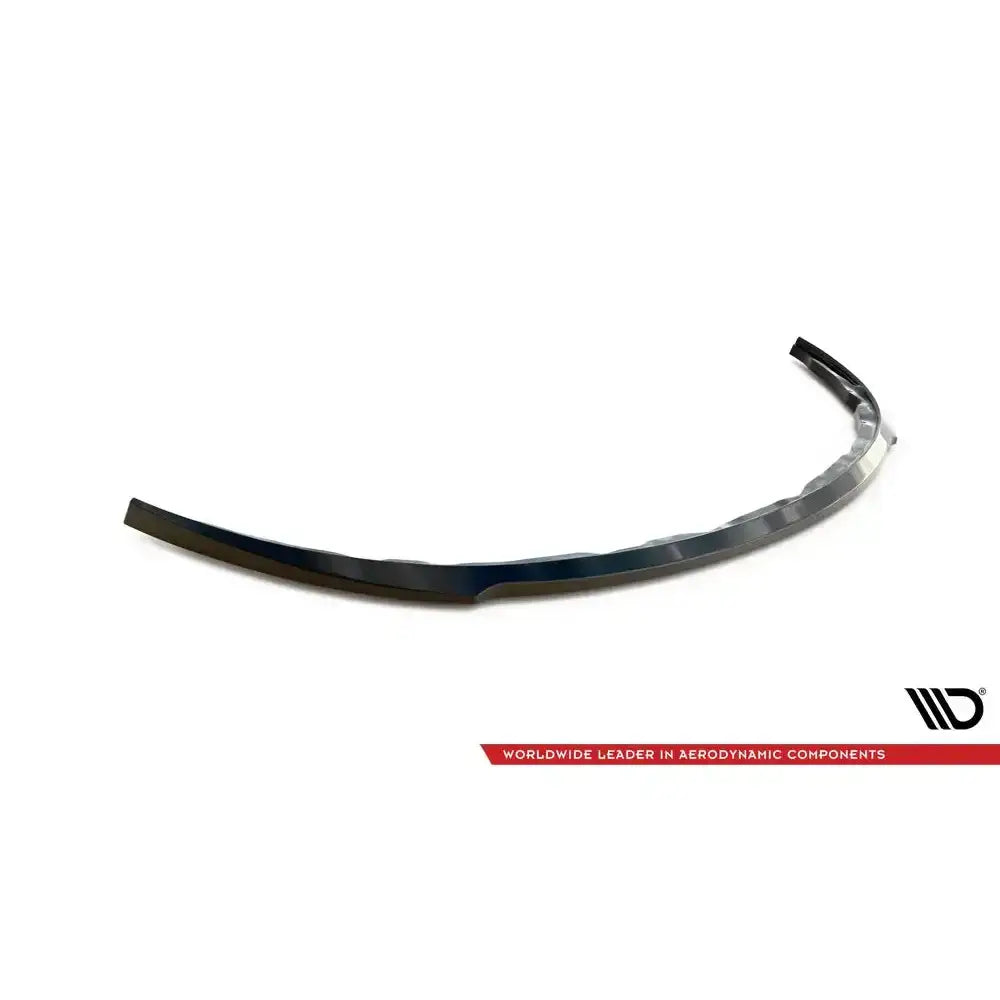 Front lip til Renault Clio III Rs, sort og blank med markerte vinkler, sett skrått ovenfra mot hvit bakgrunn.