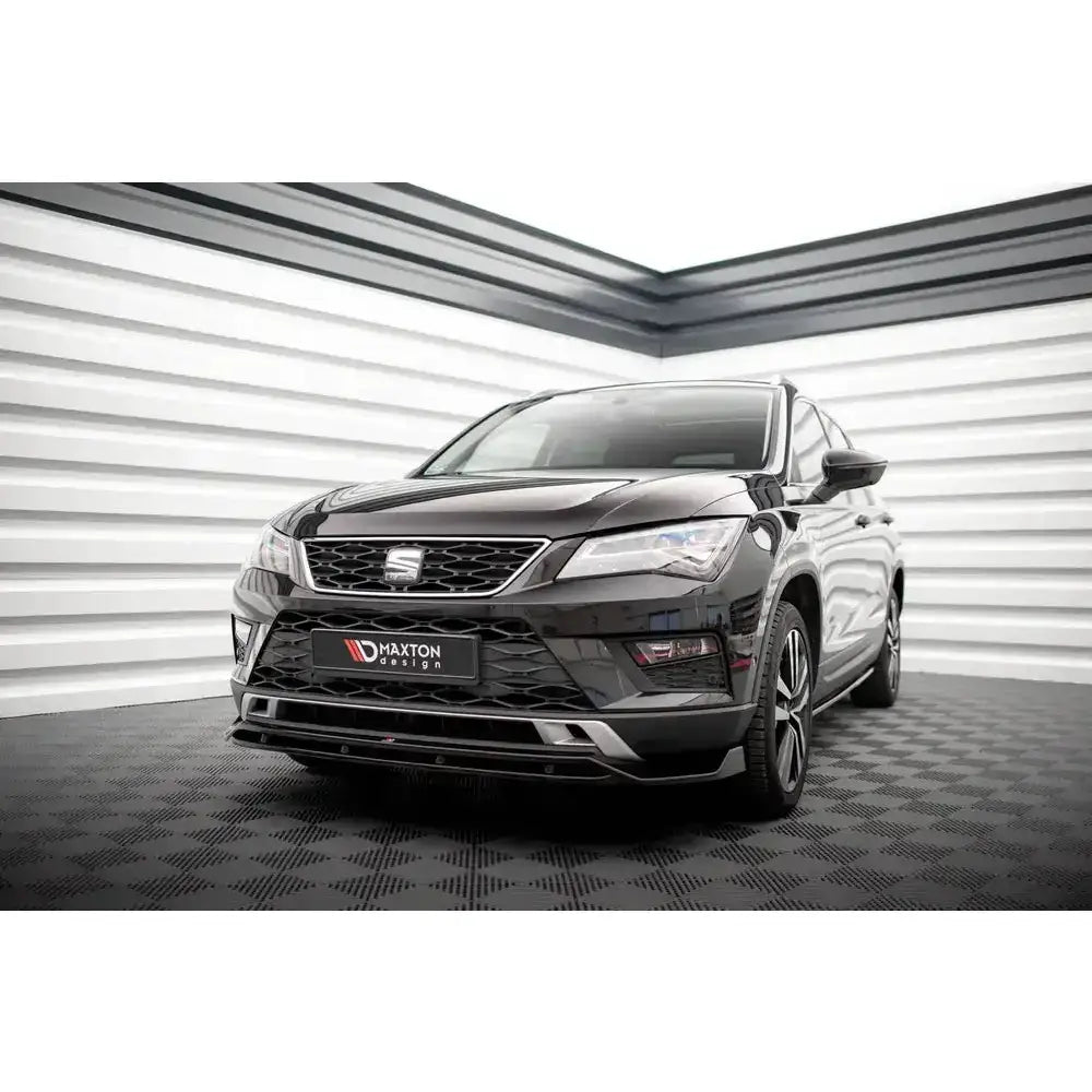 Front splitter på sort Seat Ateca Mk1 SUV med markante frontlykter i lyst rom.