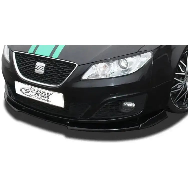 Frontspoiler Seat Exeo 08-13 Vario X montert under støtfanger på svart bil med grønn dekorstripe.