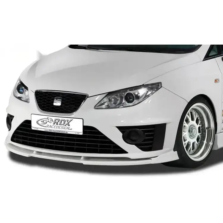 Frontspoiler Seat Ibiza 08-12 6J med sort grill og aluminiumsfelger på hvit bil med sportslig styling.