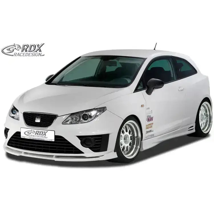 Frontleppe på Seat Ibiza 08-12 6J med Aerodynamik-Kit Vario X, hvit bil med brede felger og racingdekor.