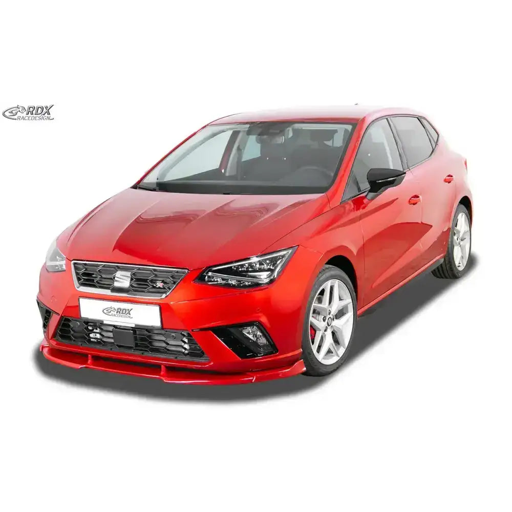 Frontleppe på Seat Ibiza 18- 6F Vario X, rød bil med stor grill, sølvfelger og mørke sidespeil.