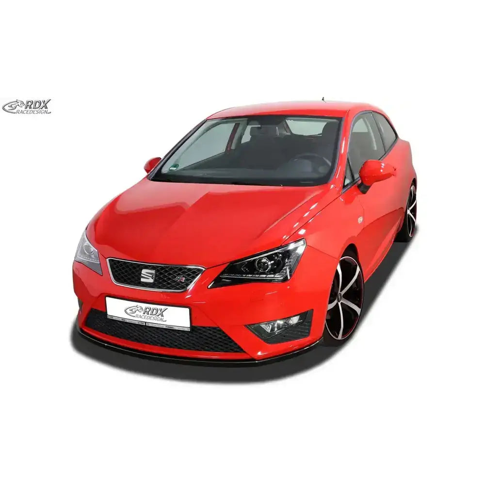 Frontleppe på rød Seat Ibiza 6J/6P FR Facelift med svarte felger, sett skrått forfra mot hvit bakgrunn.