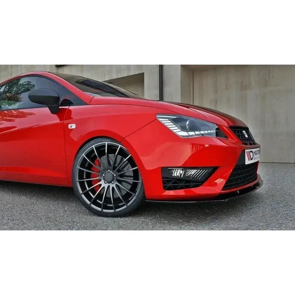 Frontleppe på Seat Ibiza IV Cupra med sportslig støtfanger, sorte felger og detaljerte frontlykter.