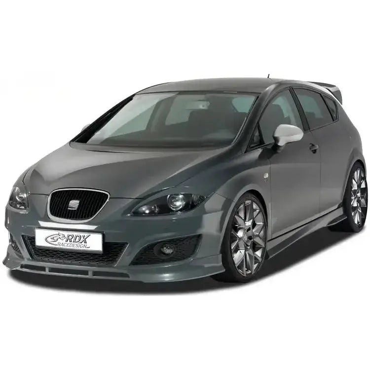 Frontspoiler Seat Leon 1P 09-12 montert på mørk grå bil med store felger og sportslig frontfanger.