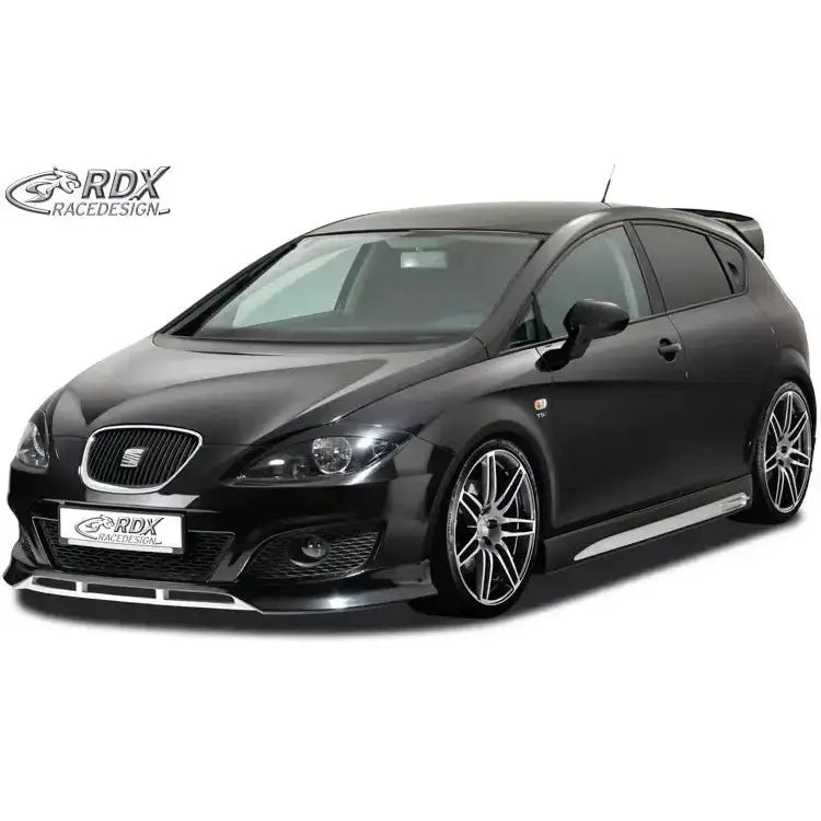 Spoiler på Seat Leon 1P 09-12 sportsbil med store felger og racing-styling, sett fra siden.