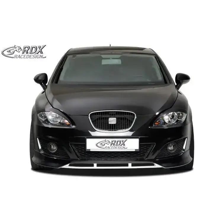 Front splitter på Seat Leon 1P 09-12, sort bil forfra med sportslig frontleppe og RDX-logo.
