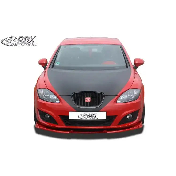 Spoiler på rød Seat Leon 1P Facelift med sort panser, frontlys og grill mot hvit bakgrunn.