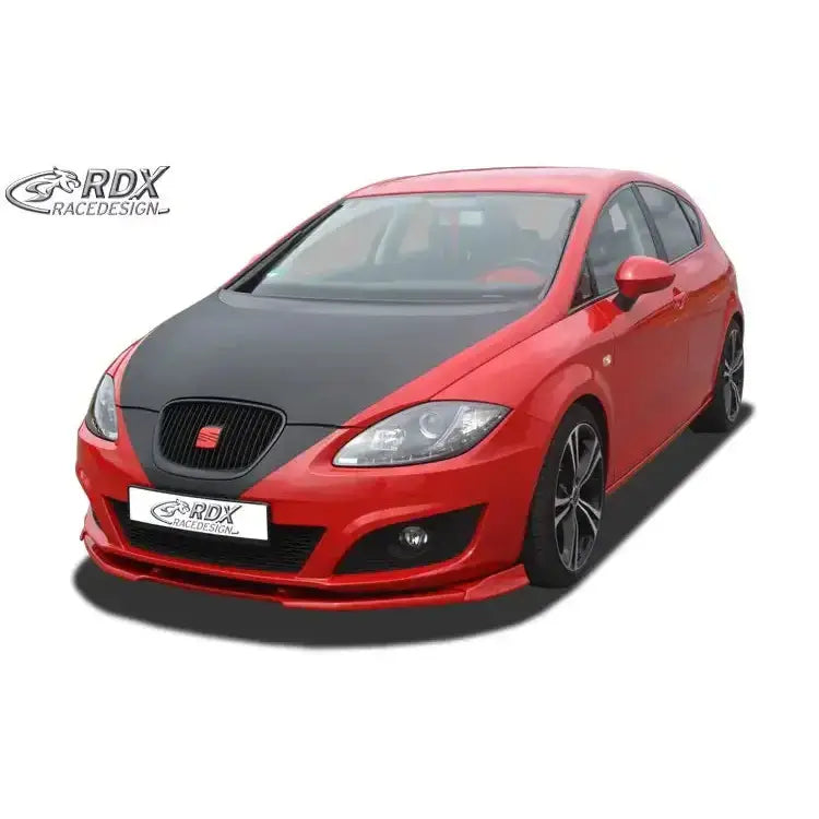 Front splitter på rød Seat Leon 1P Facelift med sort panser og felger, sett skrått forfra.