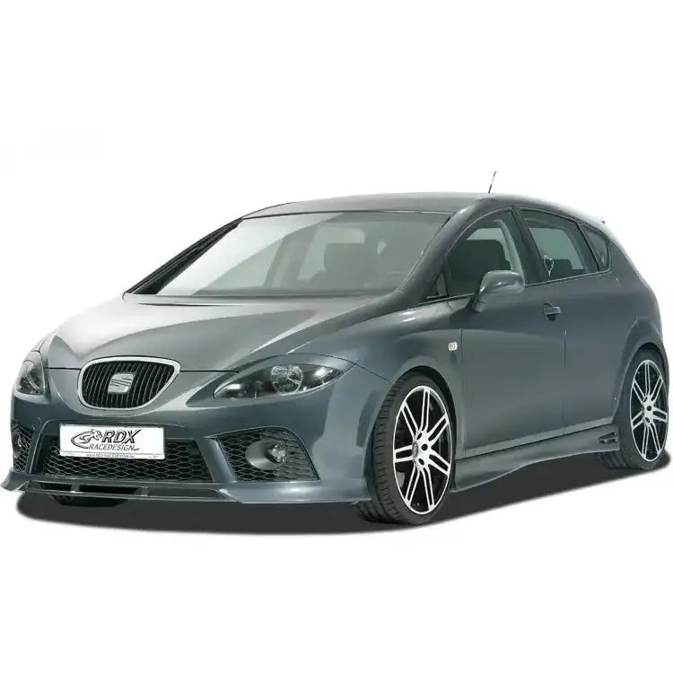 Frontspoiler til Seat Leon 1P FR Cupra 05-09 montert på grå bil med svarte felger, sett skrått forfra.